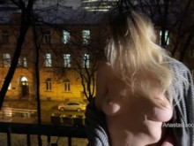 La esposa caliente camina desnuda en público, salió al balcón para mostrar sus grandes tetas.