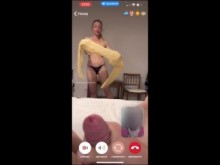 Mi esposo está sacudiendo y corriendo a mi madre mientras hablamos con ella en video.