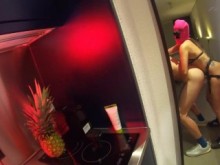 Linda chica folla el culo de chico con enorme strapon en la cocina - Pegging
