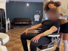 Cum en la garganta del barbero, salté sobre su polla