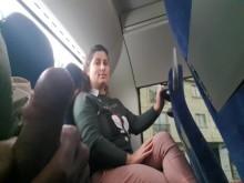 Voyeur seduce a Milf para chupar y masturbar su polla en el autobús