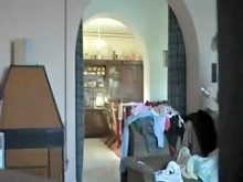 La abuela rubia mostró su cuerpo gordo antes de vestirse