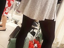 Chica sexy en super mini falda y medias negras