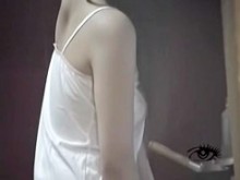 Naughty Kono frota su coño por una pared en una película sexy