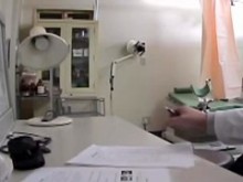 Hermosa nena japonesa vino al médico para un examen de coño