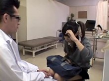 Japón de cola de colgación durante su examen de coño