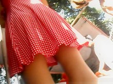 adolescente con vestido rojo corto y piernas sexy (18+)