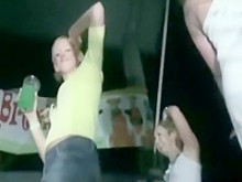 Chicas en minifaldas bailando en el club