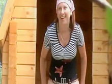 Chica encantadora atrapada durante el parque Peepee