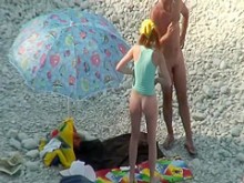Dulce culo de una chica nudista alta