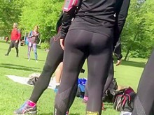 Chicas atléticas que se calientan