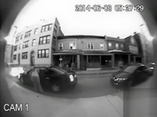 Mujer gordita orina en la calle pública