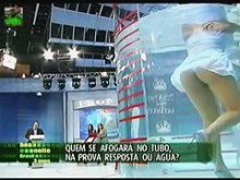 Increíble rubia en agua upskirt (falsa) en la televisión