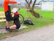 El ciclista adolescente joven rubia chupa mi polla en tren público (18+)