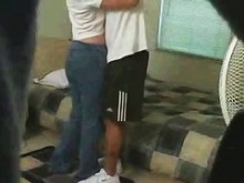 Dama madura que realiza sexo oral antes de un