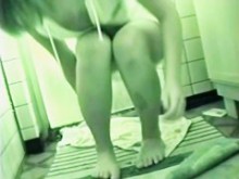Spy Webcam está grabando aficionados masturbándose en el piso