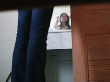 El baño público atrapa a una chica asiática meando