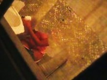 Una mujer está siendo observada orinando en su baño privado