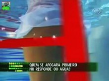 Nena rubia en bragas rojas en el programa de televisión upskirts (falso)