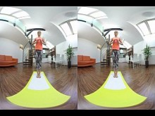Alexis Crystal disfruta de VR Yoga y Voyeur Sexo