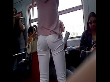 Bonitos activos pantalones blancos en el tren
