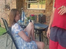 La masturbación mutua atrapó a la esposa de mis amigos, tocándose en el patio, así que me uní a ella