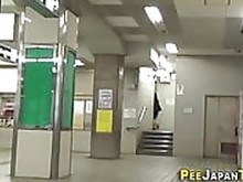 La nena japonesa está orinando