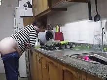 Ella ha llegado de compras y se follan en la cocina