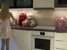 Pétida rubia caliente y sexy trae a su novia a una prueba de moda, el recorrido se convierte en disparos porno