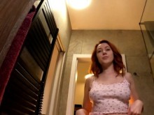 Súper Hot Hot Slut College Slut parlata su apretado coño afeitado y su culo desnudo en el baño