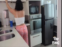 El compañero de cuarto me folla duro en la cocina - thepaug