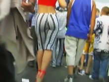Calle bailando con un culo cachondo apretado en leggings