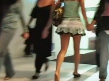 Hermosa morena ofrece una increíble vista de upskirt (falsa) mientras sube