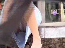 La chica está sentada y mostrando panty blancas cachonda falda