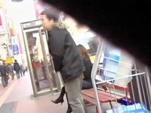 Japanese Sharking Pro Cums on a Sweet Chick en público