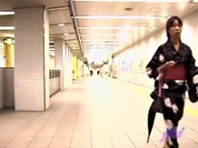Video japonés compartiendo con una chica suave en un kimono