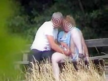 Sexo amateur en el banco del parque