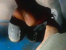 Niña Hidden Footsie real en autobús (18+)