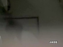 La niña asiática se masturba después de tomar su café caliente de la mañana