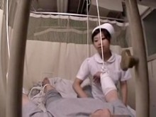 La enfermera asiática monta la polla de su paciente en video sexual