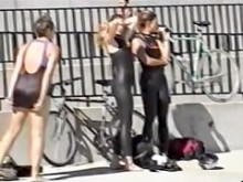 Los lindos pasajeros de bicicletas están mostrando sus sinceras colillas de látex 07zx