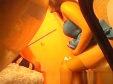 En el baño atrapa a los adolescentes orinando (18+)