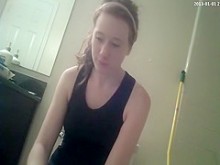 Chica atrapada en el baño con el inodoro
