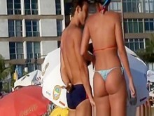 Morena caliente en bikini en la playa