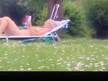 Mujer madura desnuda leyendo un libro