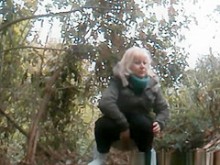 Mujer rubia madura meando