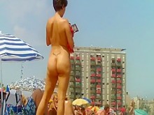 Mirando en una milf caliente en la playa
