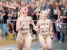 Festival popular con hombres y mujeres maduros desnudos