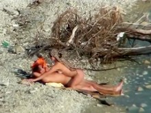 El chico perezoso se corre en el coño de una novia en la playa nudista