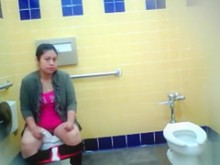 Curvy Step Mommy Urina en el Público WC